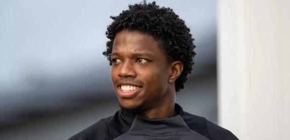 但他不会与, 接触